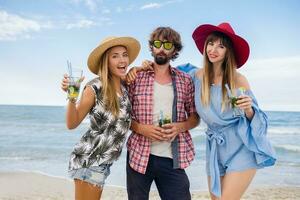 jung Hipster Unternehmen von freunde auf Ferien foto