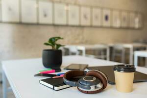 modern anders Büro Schreibwaren auf Weiß Tabelle im zusammenarbeiten Büro, Freiberufler Arbeitsplatz foto