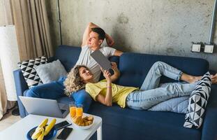 jung Mann und Frau im Liebe Sitzung beim Zuhause Arbeiten online foto