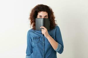 jung ziemlich Frau lockig Haar Blau Shirt, Hipster Stil foto