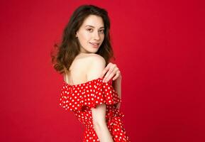 stilvoll Frau im Sommer- Mode Trend Kleid auf rot Hintergrund foto