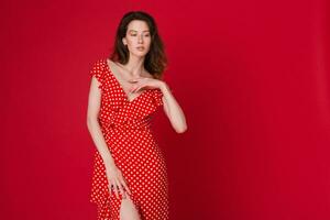 stilvoll Frau im Sommer- Mode Trend Kleid auf rot Hintergrund foto