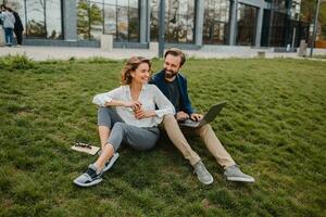 Mann und Frau Geschäft Partner Arbeiten zusammen im Park foto