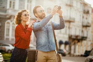 Mann und Frau auf romantisch Ferien Gehen zusammen foto