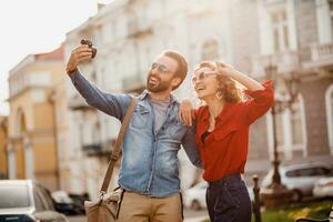 Mann und Frau auf romantisch Ferien Gehen zusammen foto