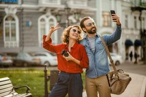 Mann und Frau auf romantisch Ferien Gehen zusammen foto