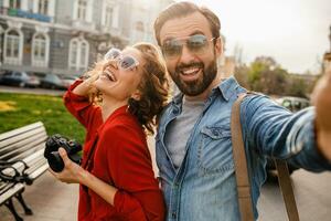 Mann und Frau auf romantisch Ferien Gehen zusammen foto