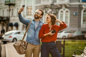 Mann und Frau auf romantisch Ferien Gehen zusammen foto