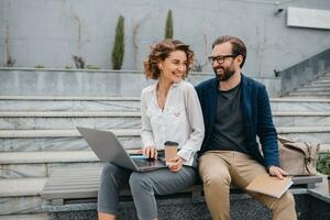 Mann und Frau Arbeiten zusammen im Park foto