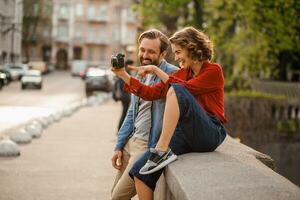 Mann und Frau auf romantisch Ferien Gehen zusammen foto