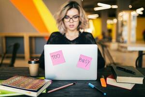 jung Frau Arbeiten auf Laptop im zusammenarbeiten Büro foto