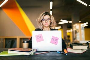 jung Frau Arbeiten auf Laptop im zusammenarbeiten Büro foto