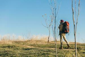 jung Hipster Mann Reisen mit Rucksack im kalt Jahreszeit foto