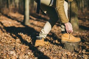 jung Hipster Mann Reisen mit Rucksack im Frühling Herbst Wald foto