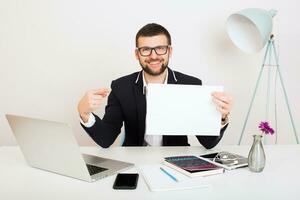 jung gut aussehend stilvoll Hipster Mann im schwarz Jacke Arbeiten beim Büro Tabelle foto