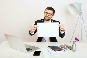 jung gut aussehend stilvoll Hipster Mann im schwarz Jacke Arbeiten beim Büro Tabelle foto