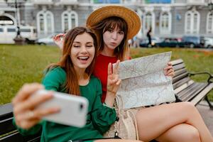 stilvoll jung Frauen Reisen zusammen Sommer- Mode Stil foto