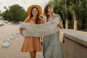 stilvoll jung Frauen Reisen zusammen Sommer- Mode Stil Kleider foto