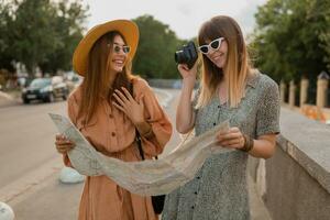 stilvoll jung Frauen Reisen zusammen Sommer- Mode Stil Kleider foto