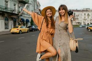 stilvoll jung Frauen Reisen zusammen Sommer- Mode Stil Kleider foto