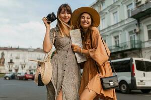 stilvoll jung Frauen Reisen zusammen Sommer- Mode Stil Kleider foto