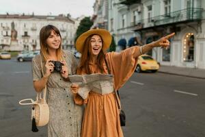 stilvoll jung Frauen Reisen zusammen Sommer- Mode Stil Kleider foto