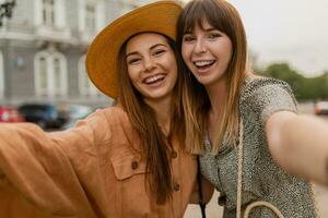 stilvoll jung Frauen Reisen zusammen foto