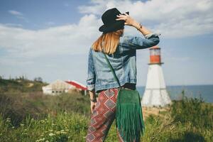 jung Frau im Natur, Leuchtturm Denim Jacke, schwarz Hut, Sommer, stilvoll Zubehör foto