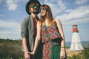 Lachen jung Hipster Paar Indie Stil im Liebe Gehen im Landschaft, Leuchtturm auf Hintergrund foto