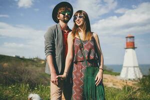 Lachen jung Hipster Paar Indie Stil im Liebe Gehen im Landschaft foto