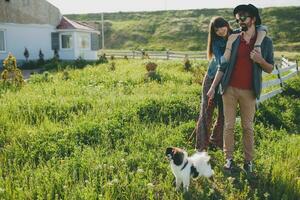 jung stilvoll Hipster Paar im Liebe Gehen mit Hund im Landschaft, haben Spaß foto