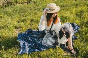 ziemlich stilvoll Frau im Landschaft, halten ein Hund foto