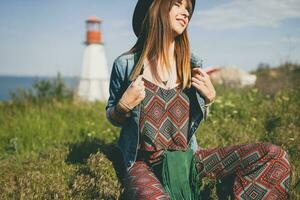 jung Frau im Natur, Bohemien Outfit, Denim Jacke foto