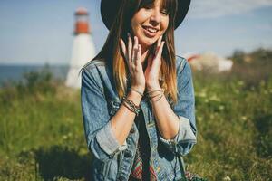 jung Frau im Natur, Bohemien Outfit, Denim Jacke foto