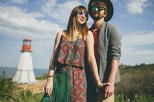 lächelnd halten Hände jung Hipster Paar Indie Stil im Liebe Gehen im Landschaft foto