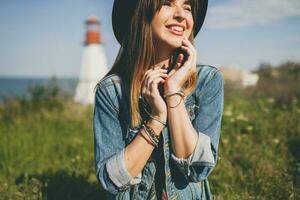 jung Frau im Natur, Bohemien Outfit, Denim Jacke foto