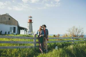 jung stilvoll Hipster Paar im Liebe Gehen im Landschaft foto