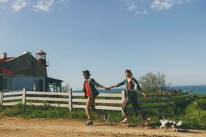 jung stilvoll Hipster Paar im Liebe Gehen mit Hund im Landschaft foto