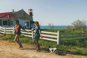 jung stilvoll Hipster Paar im Liebe Gehen mit Hund im Landschaft foto