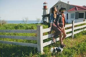 stilvoll Hipster Paar im Liebe Gehen mit Hund im Landschaft foto