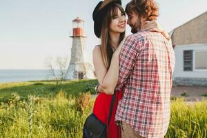 Umarmen jung stilvoll Paar im Liebe im Landschaft foto