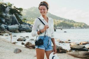 jung schön Hipster Frau auf Sommer- Ferien foto