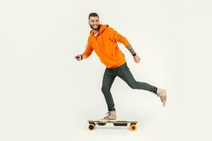 jung Hipster Stil Mann Skateboarding auf elektrisch Skateboard foto