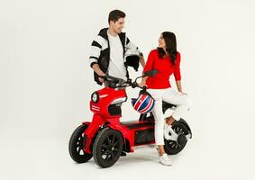 jung attraktiv Paar Reiten ein elektrisch Motorrad Roller glücklich haben Spaß zusammen foto