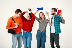 Unternehmen von freunde haben Spaß zusammen Hören zu Musik- foto