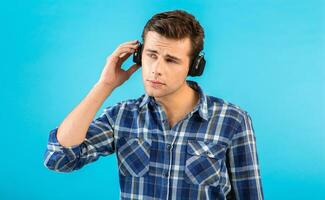 stilvoll jung Mann Hören zu Musik- auf kabellos Kopfhörer foto