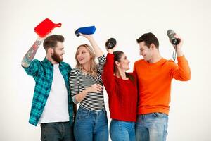 Unternehmen von freunde haben Spaß zusammen Hören zu Musik- foto