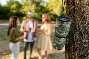 Unternehmen von freunde haben Spaß zusammen im Park Hören zu Musik- foto