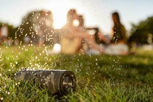 kabellos wasserdicht Lautsprecher von freunde haben Spaß zusammen im Park Hören zu Musik- foto