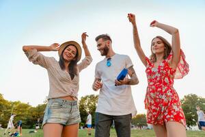 Unternehmen von freunde haben Spaß zusammen im Park Hören zu Musik- foto